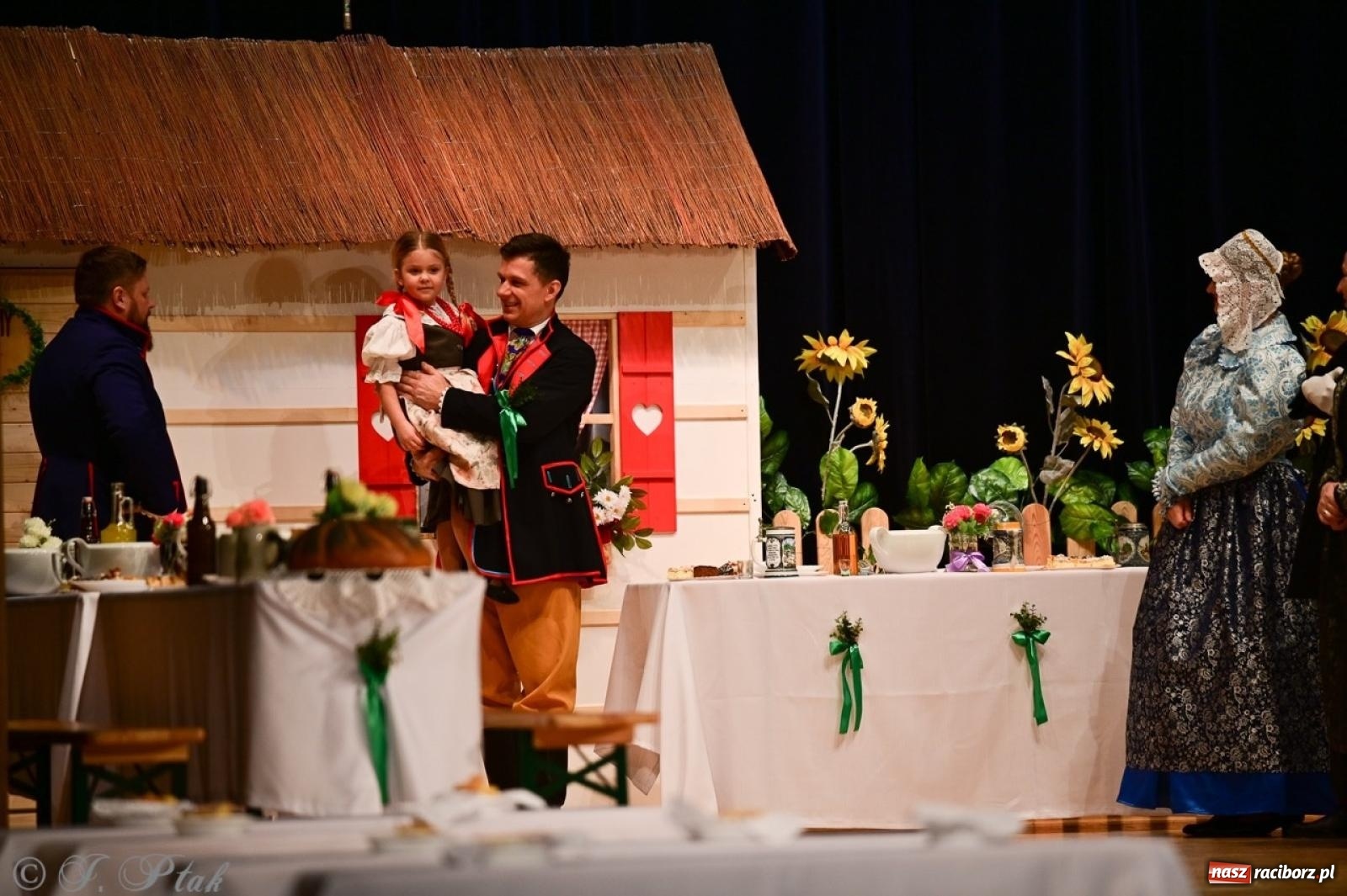 Zdjęcie w galerii na portalu naszraciborz.pl: Raciborzanie wystawili w RCK-u widowisko folklorystyczne Wesele wiadomości z regionu