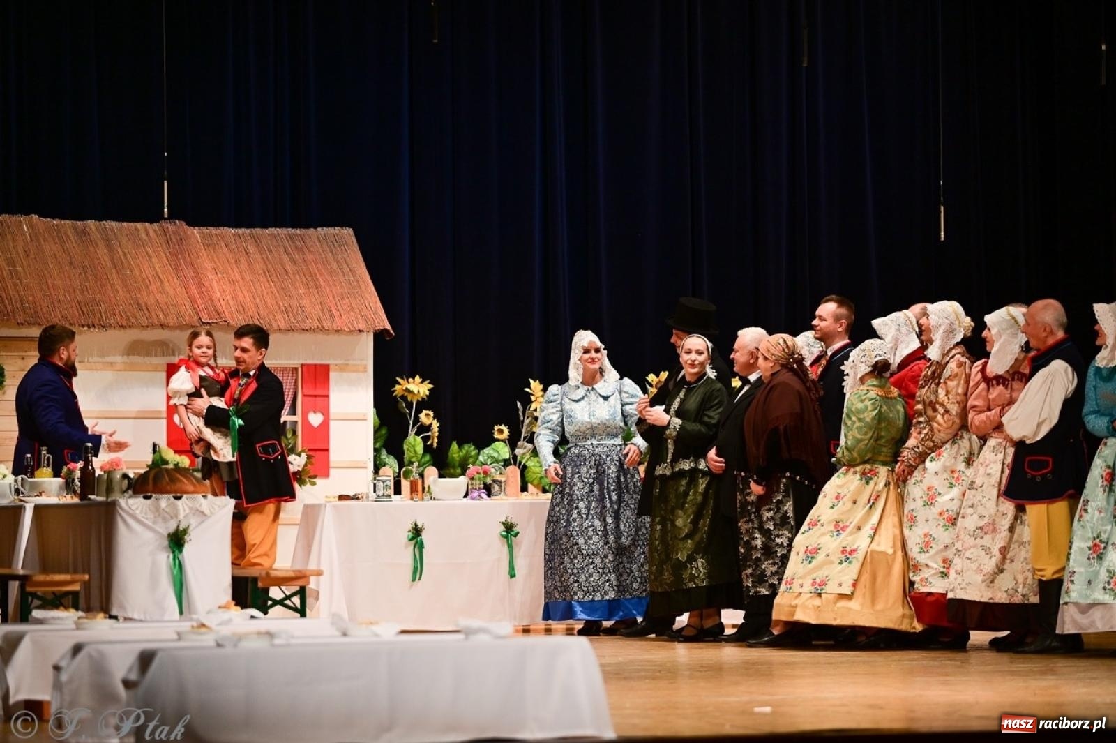 Zdjęcie w galerii na portalu naszraciborz.pl: Raciborzanie wystawili w RCK-u widowisko folklorystyczne Wesele wiadomości z regionu
