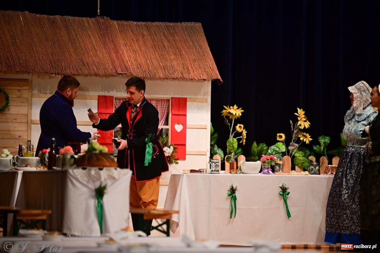 Zdjęcie w galerii na portalu naszraciborz.pl: Raciborzanie wystawili w RCK-u widowisko folklorystyczne Wesele wiadomości z regionu