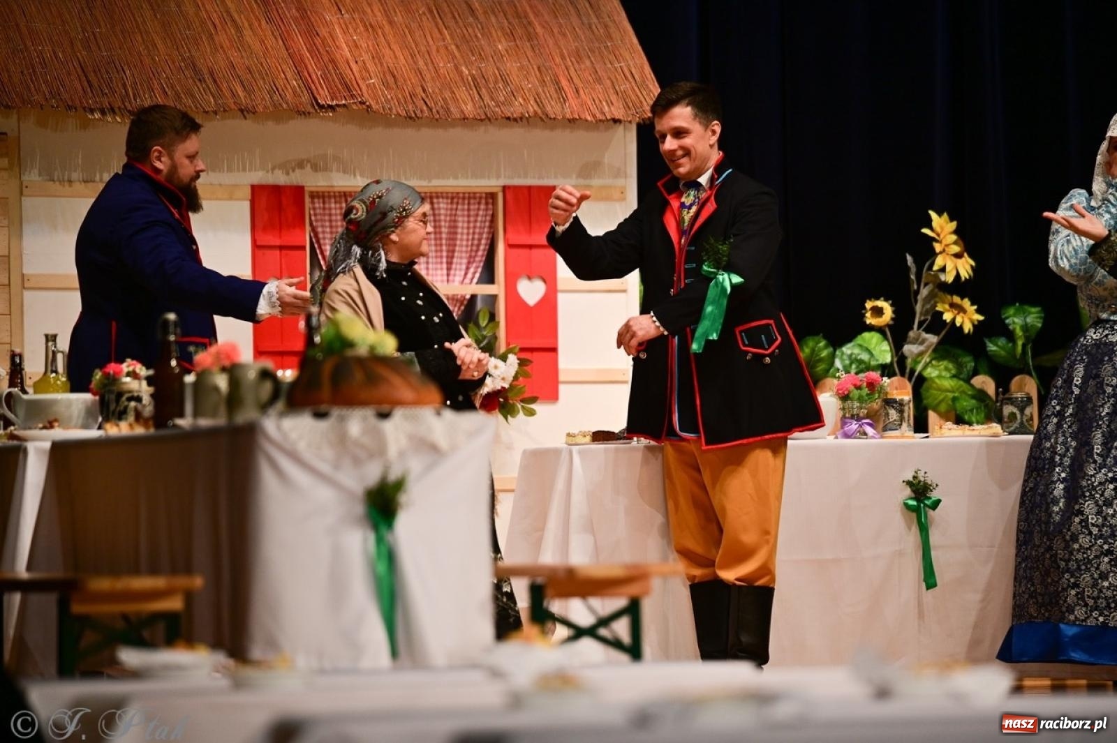 Zdjęcie w galerii na portalu naszraciborz.pl: Raciborzanie wystawili w RCK-u widowisko folklorystyczne Wesele wiadomości z regionu