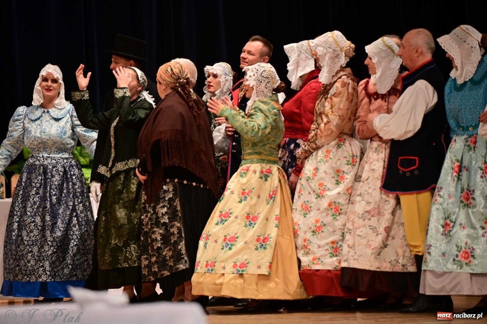 Zdjęcie w galerii na portalu naszraciborz.pl: Raciborzanie wystawili w RCK-u widowisko folklorystyczne Wesele wiadomości z regionu