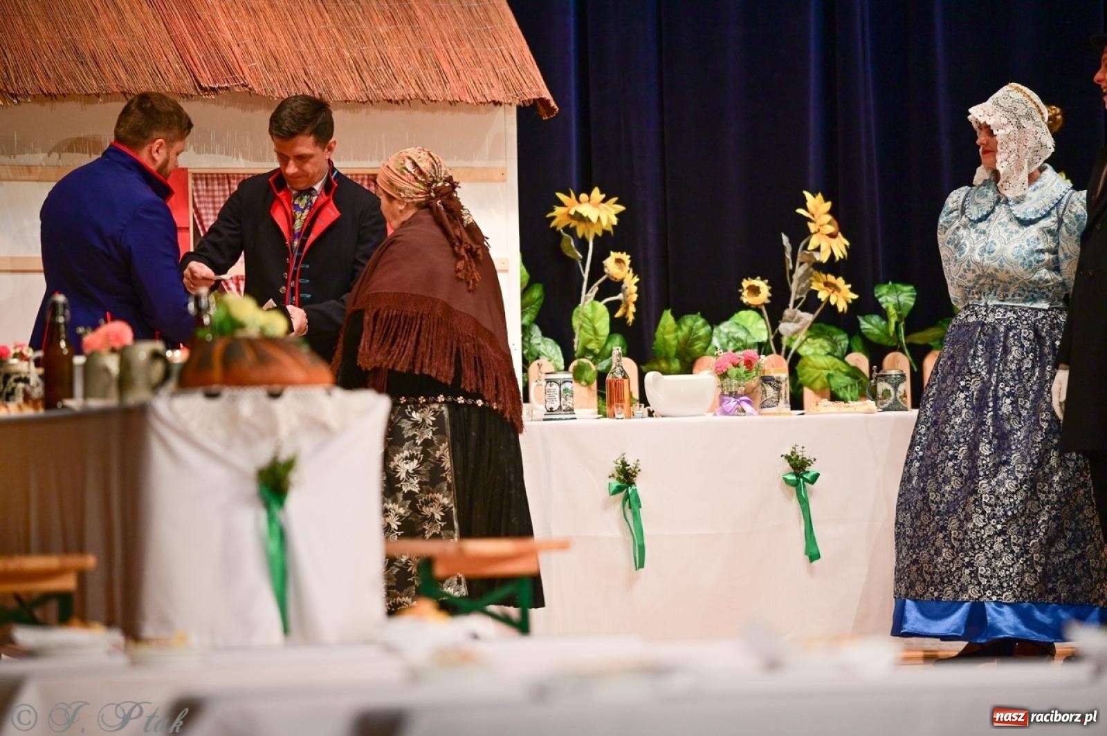 Zdjęcie w galerii na portalu naszraciborz.pl: Raciborzanie wystawili w RCK-u widowisko folklorystyczne Wesele wiadomości z regionu