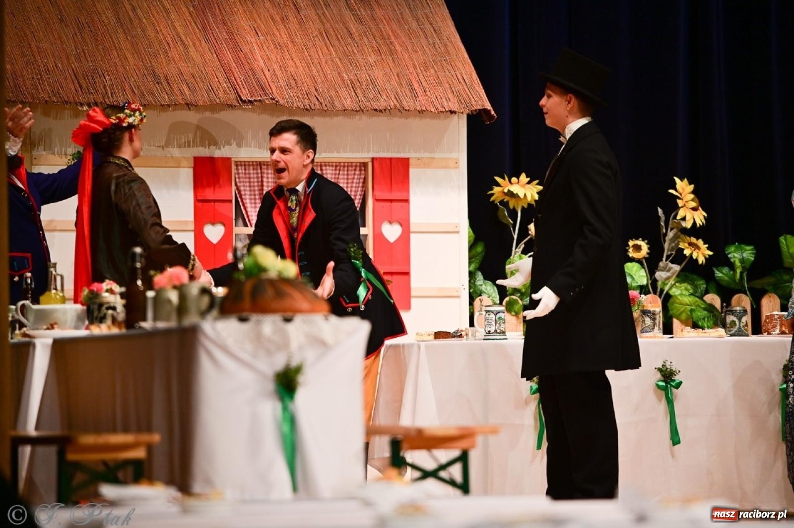 Zdjęcie w galerii na portalu naszraciborz.pl: Raciborzanie wystawili w RCK-u widowisko folklorystyczne Wesele wiadomości z regionu