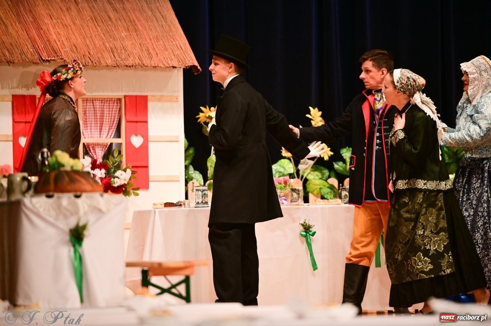 Zdjęcie w galerii na portalu naszraciborz.pl: Raciborzanie wystawili w RCK-u widowisko folklorystyczne Wesele wiadomości z regionu