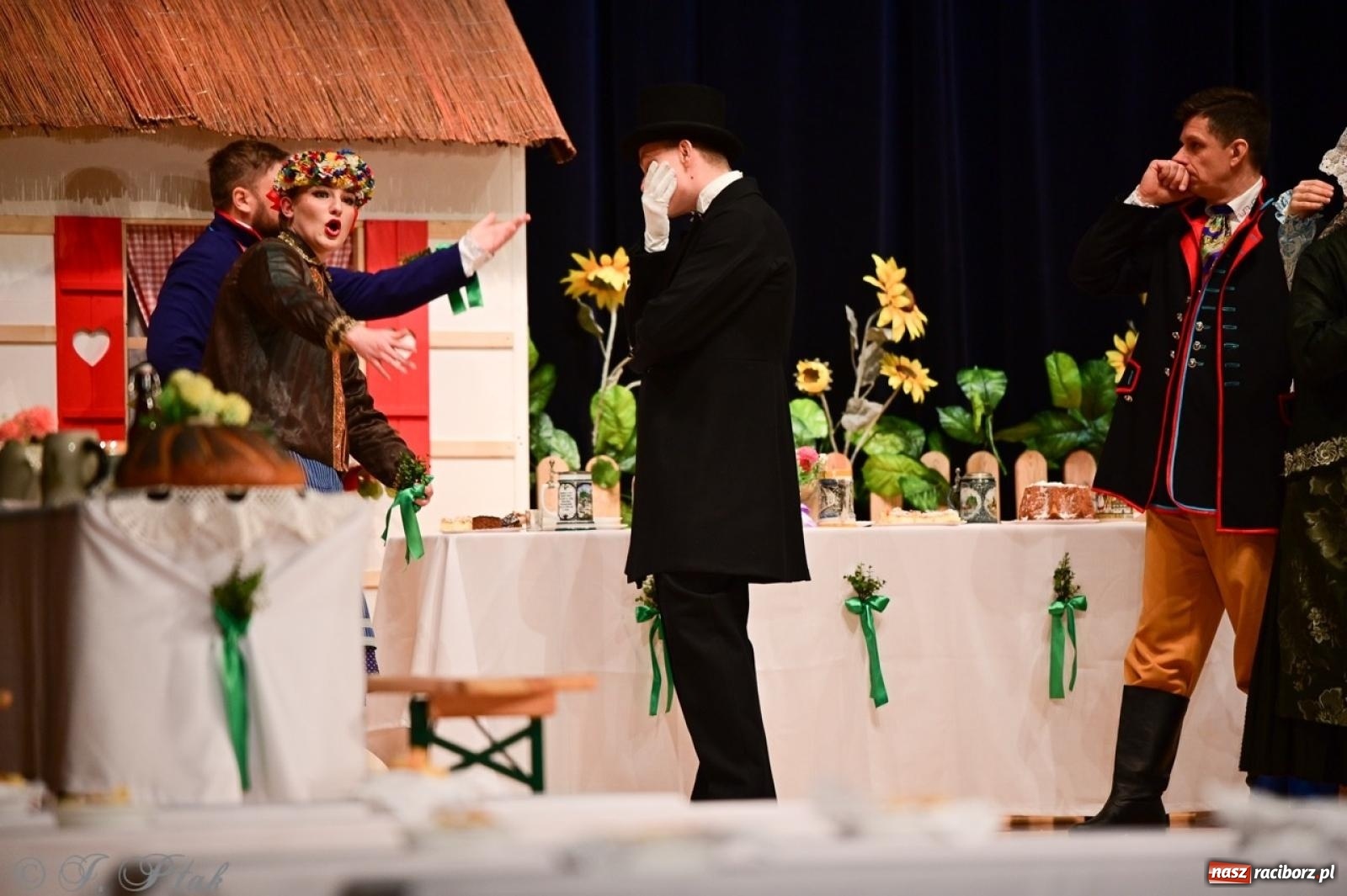 Zdjęcie w galerii na portalu naszraciborz.pl: Raciborzanie wystawili w RCK-u widowisko folklorystyczne Wesele wiadomości z regionu