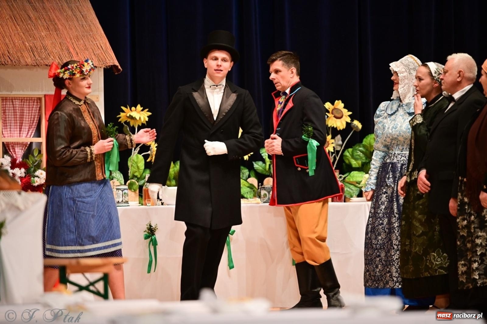 Zdjęcie w galerii na portalu naszraciborz.pl: Raciborzanie wystawili w RCK-u widowisko folklorystyczne Wesele wiadomości z regionu