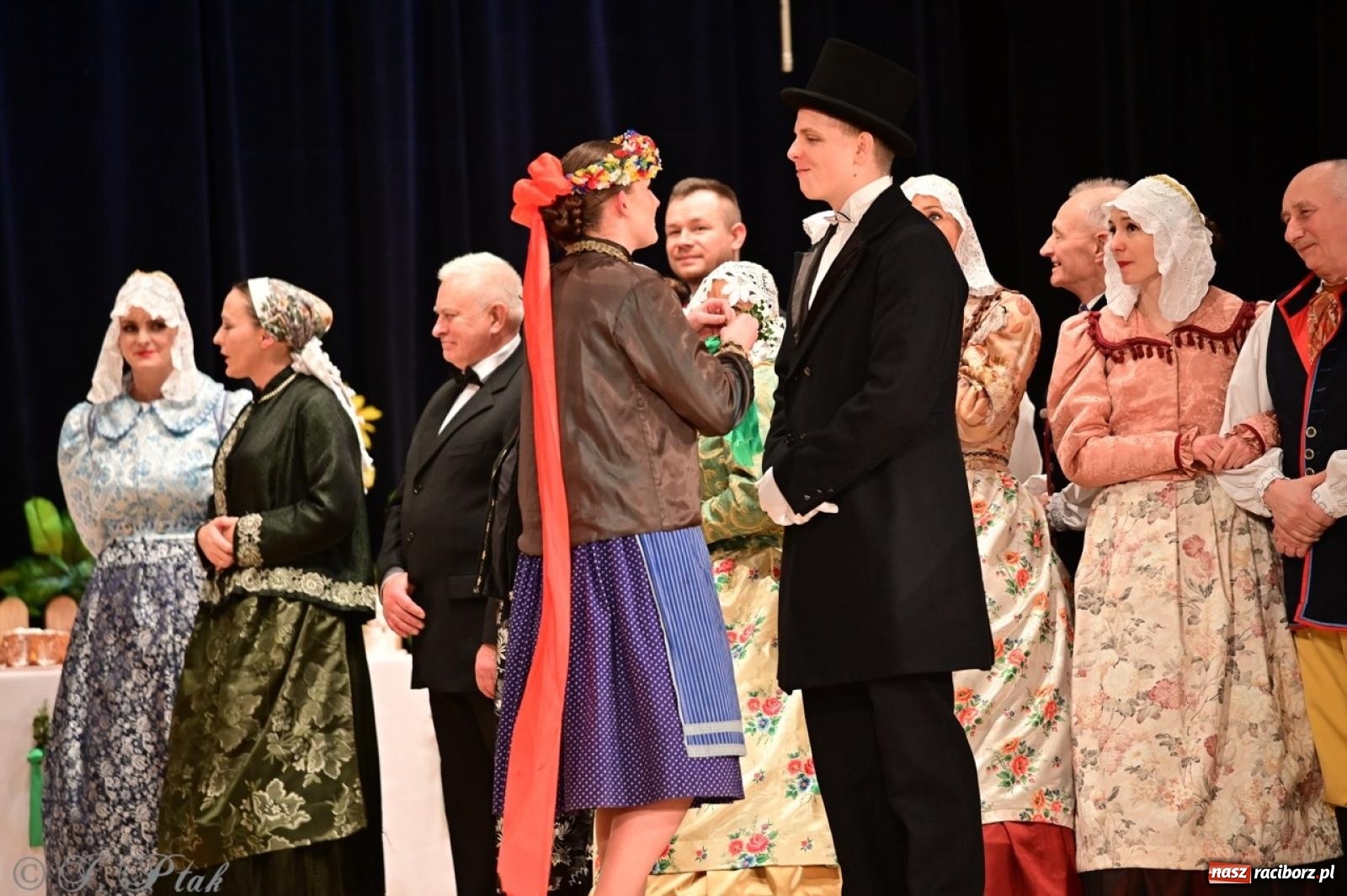 Zdjęcie w galerii na portalu naszraciborz.pl: Raciborzanie wystawili w RCK-u widowisko folklorystyczne Wesele wiadomości z regionu