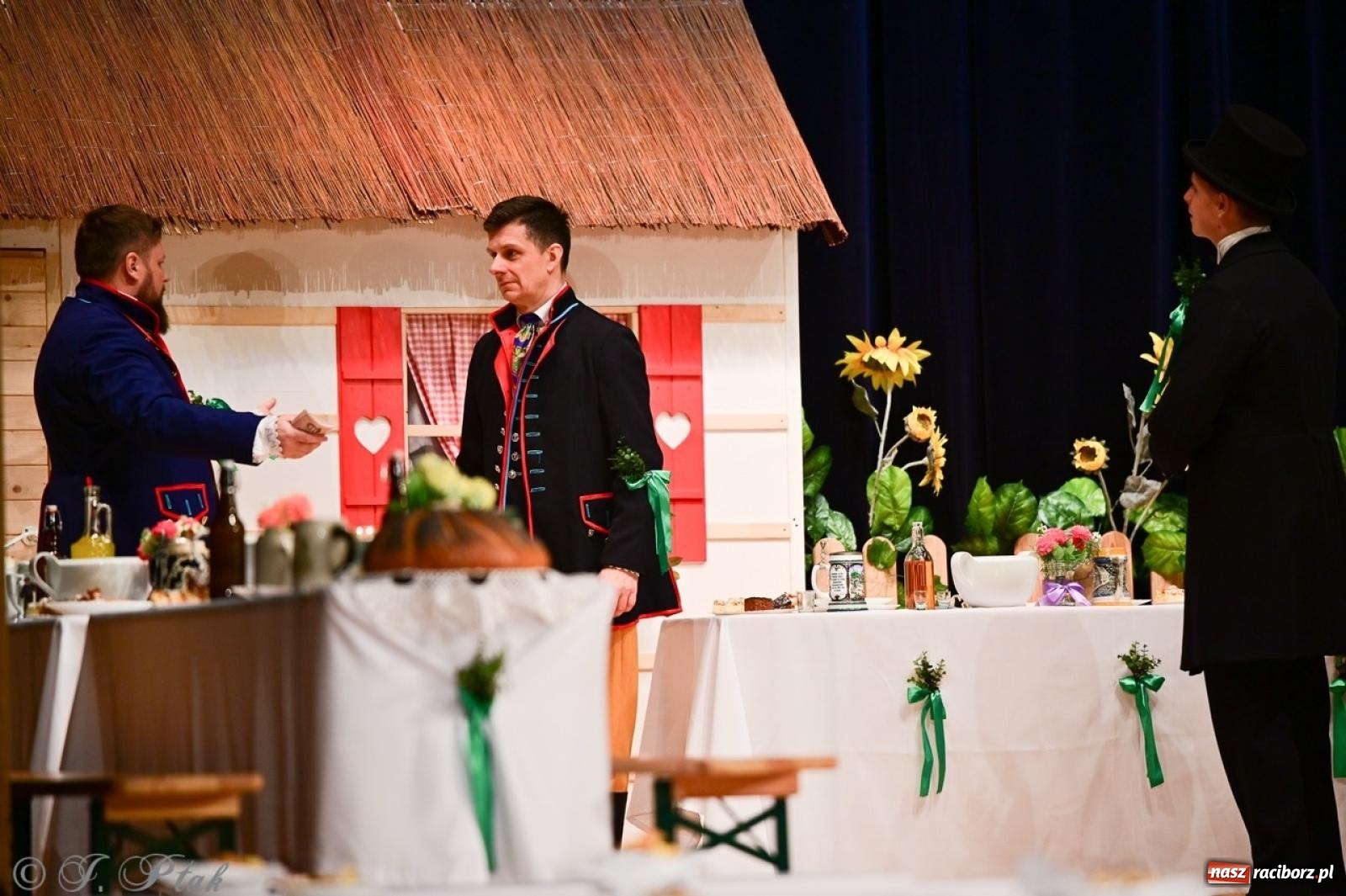 Zdjęcie w galerii na portalu naszraciborz.pl: Raciborzanie wystawili w RCK-u widowisko folklorystyczne Wesele wiadomości z regionu