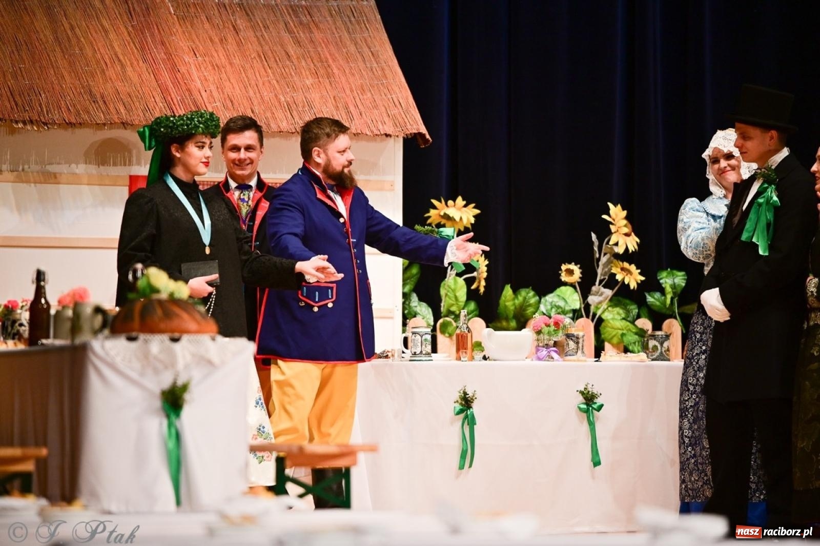 Zdjęcie w galerii na portalu naszraciborz.pl: Raciborzanie wystawili w RCK-u widowisko folklorystyczne Wesele wiadomości z regionu