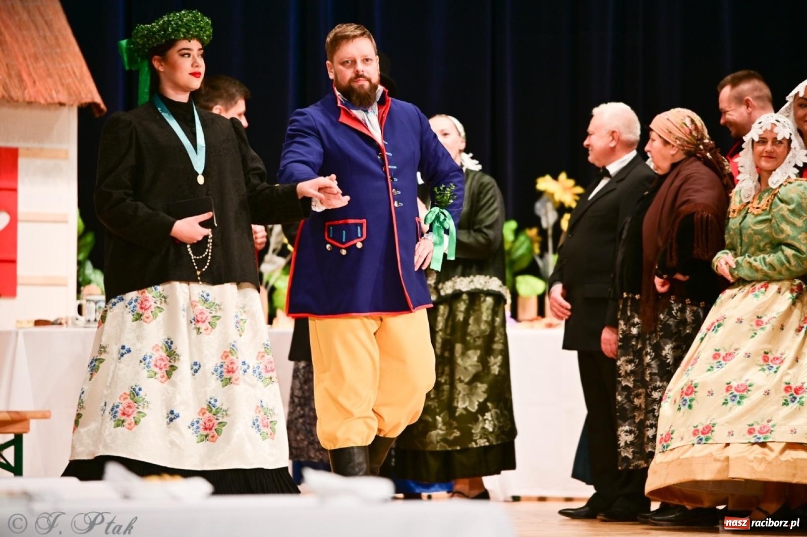 Zdjęcie w galerii na portalu naszraciborz.pl: Raciborzanie wystawili w RCK-u widowisko folklorystyczne Wesele wiadomości z regionu