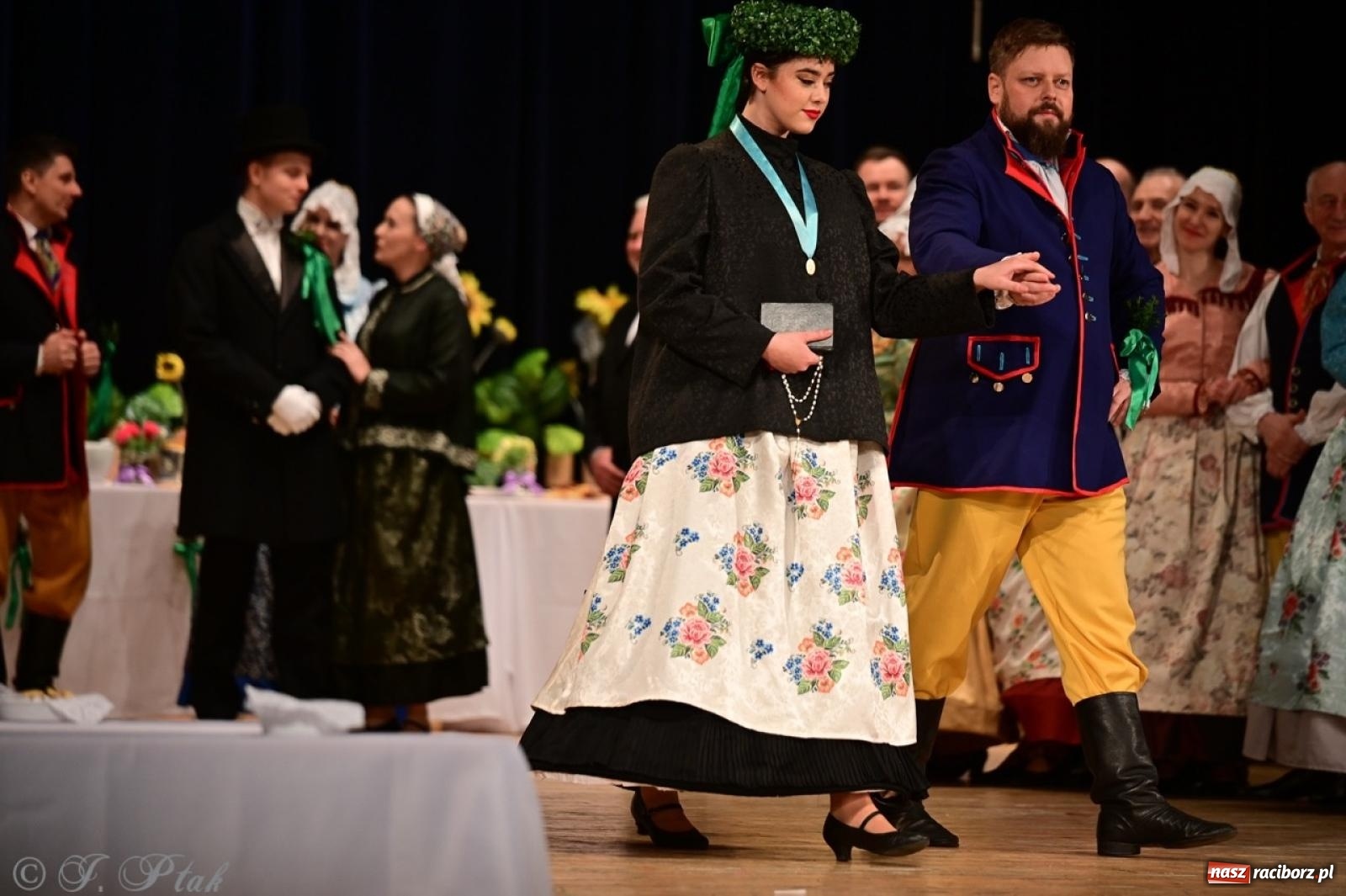 Zdjęcie w galerii na portalu naszraciborz.pl: Raciborzanie wystawili w RCK-u widowisko folklorystyczne Wesele wiadomości z regionu