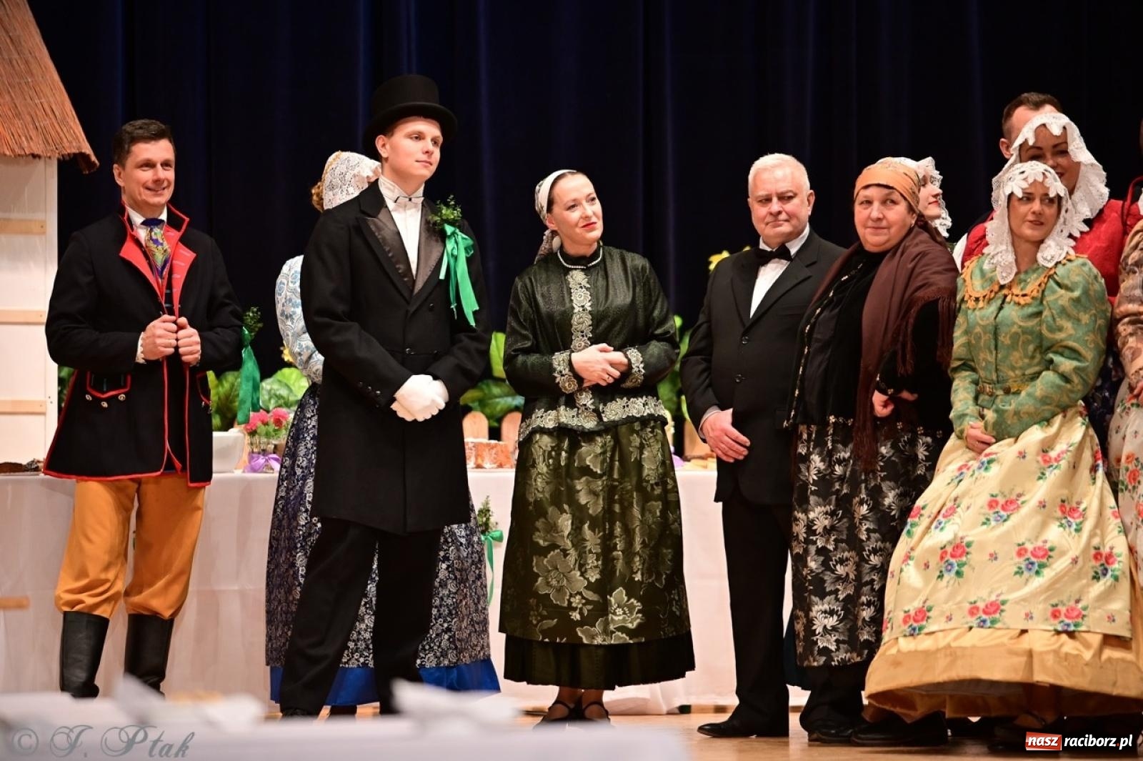 Zdjęcie w galerii na portalu naszraciborz.pl: Raciborzanie wystawili w RCK-u widowisko folklorystyczne Wesele wiadomości z regionu