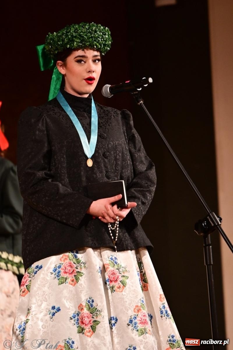 Zdjęcie w galerii na portalu naszraciborz.pl: Raciborzanie wystawili w RCK-u widowisko folklorystyczne Wesele wiadomości z regionu