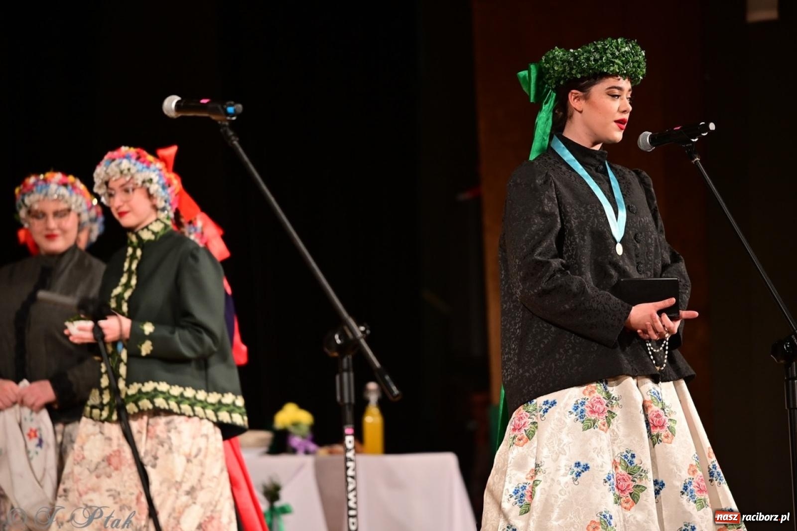 Zdjęcie w galerii na portalu naszraciborz.pl: Raciborzanie wystawili w RCK-u widowisko folklorystyczne Wesele wiadomości z regionu