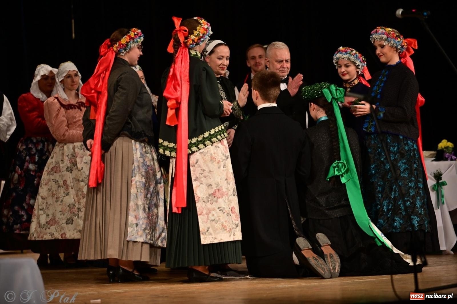 Zdjęcie w galerii na portalu naszraciborz.pl: Raciborzanie wystawili w RCK-u widowisko folklorystyczne Wesele wiadomości z regionu