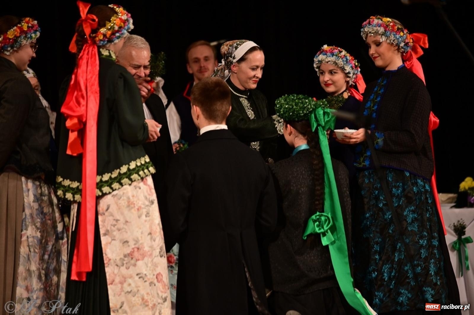 Zdjęcie w galerii na portalu naszraciborz.pl: Raciborzanie wystawili w RCK-u widowisko folklorystyczne Wesele wiadomości z regionu