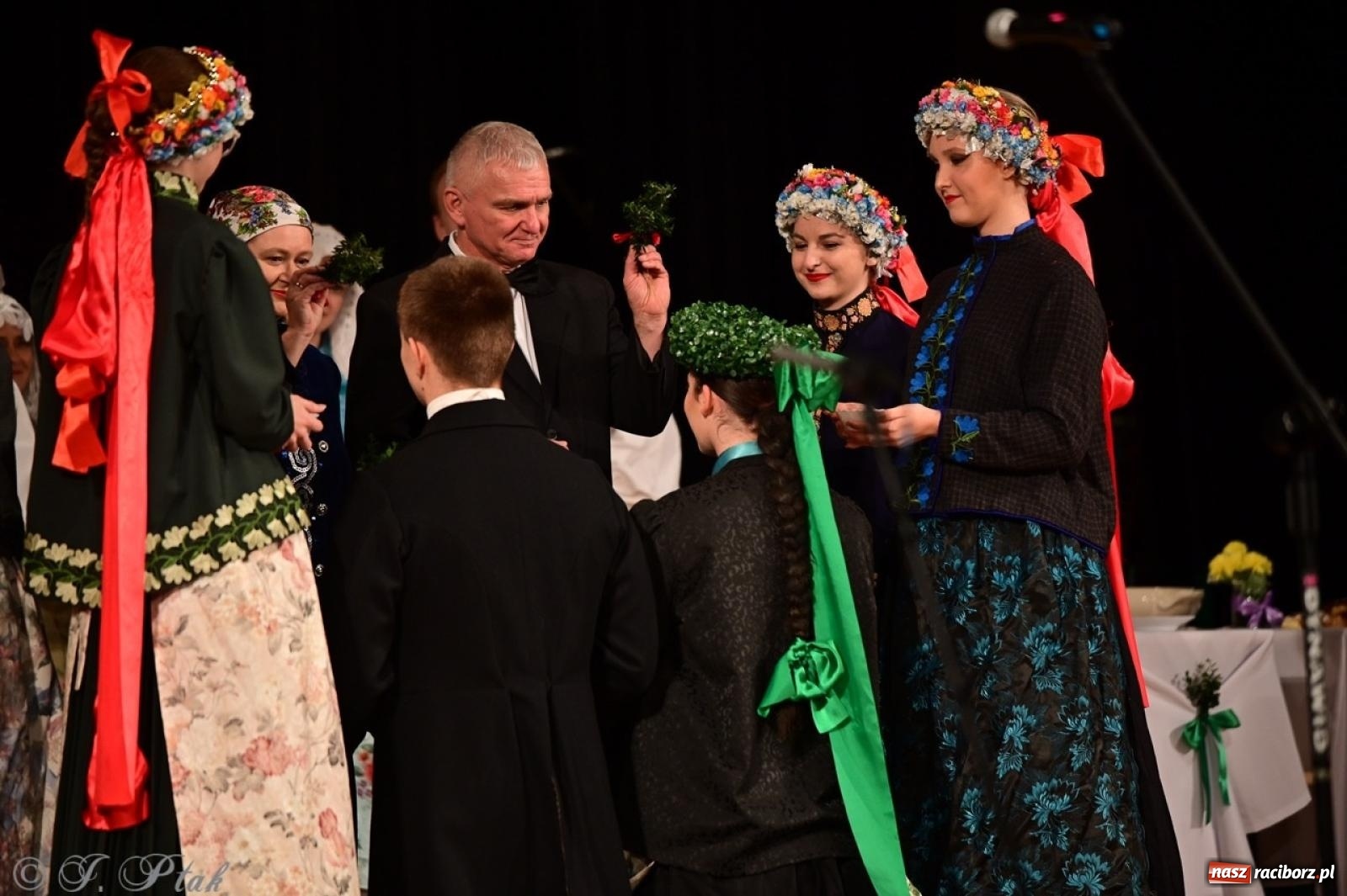 Zdjęcie w galerii na portalu naszraciborz.pl: Raciborzanie wystawili w RCK-u widowisko folklorystyczne Wesele wiadomości z regionu
