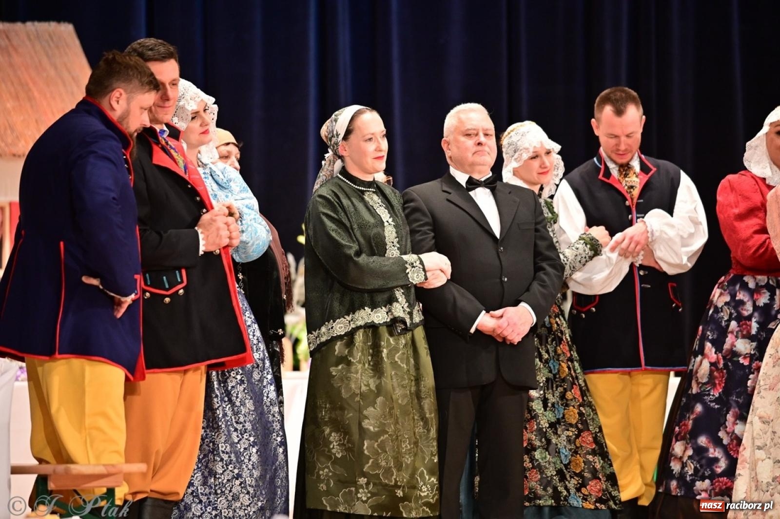 Zdjęcie w galerii na portalu naszraciborz.pl: Raciborzanie wystawili w RCK-u widowisko folklorystyczne Wesele wiadomości z regionu