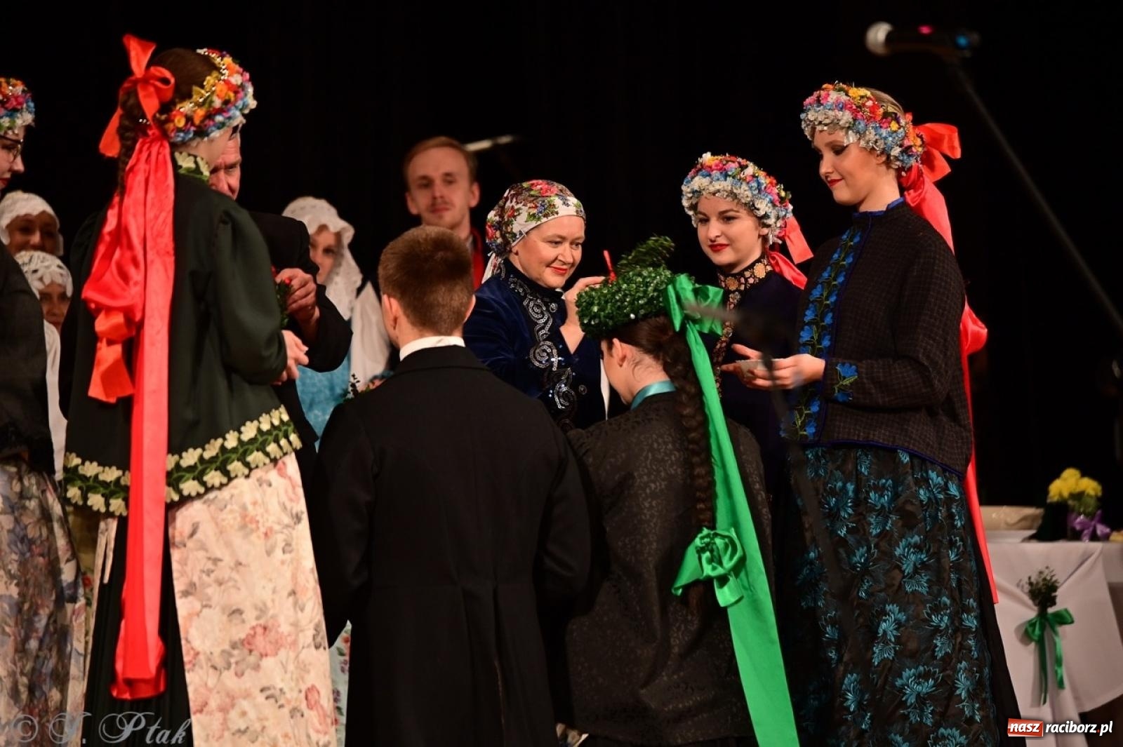 Zdjęcie w galerii na portalu naszraciborz.pl: Raciborzanie wystawili w RCK-u widowisko folklorystyczne Wesele wiadomości z regionu