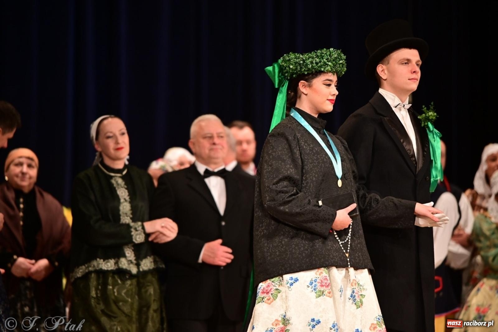 Zdjęcie w galerii na portalu naszraciborz.pl: Raciborzanie wystawili w RCK-u widowisko folklorystyczne Wesele wiadomości z regionu