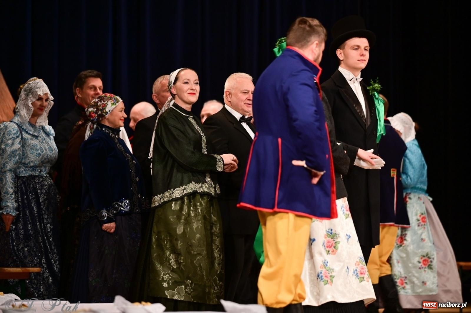 Zdjęcie w galerii na portalu naszraciborz.pl: Raciborzanie wystawili w RCK-u widowisko folklorystyczne Wesele wiadomości z regionu