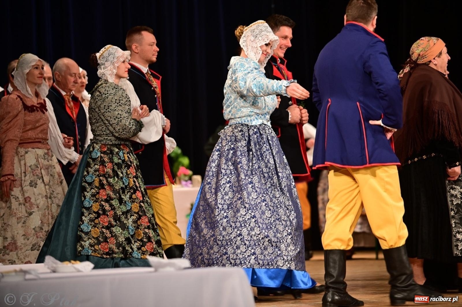 Zdjęcie w galerii na portalu naszraciborz.pl: Raciborzanie wystawili w RCK-u widowisko folklorystyczne Wesele wiadomości z regionu