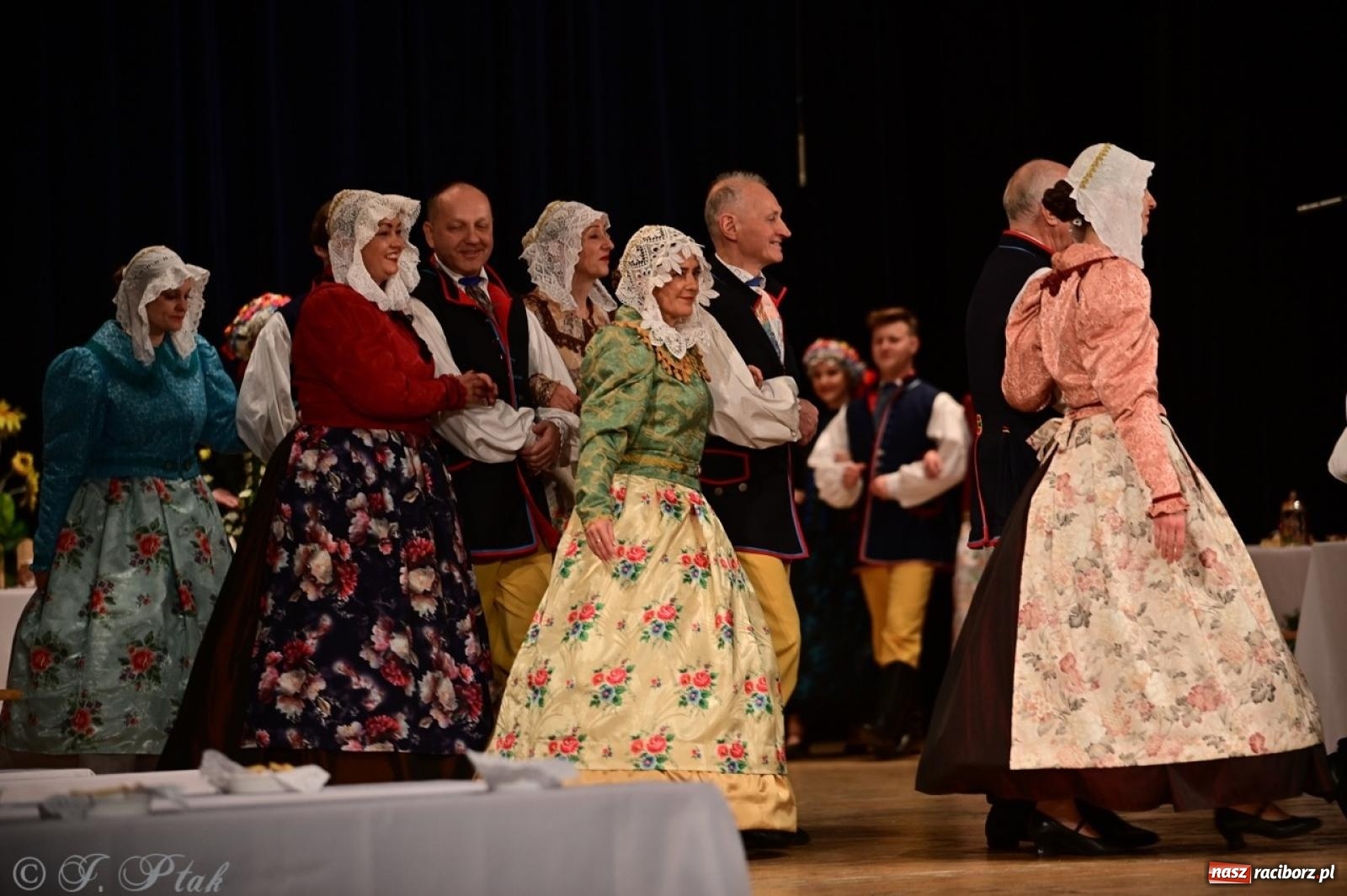 Zdjęcie w galerii na portalu naszraciborz.pl: Raciborzanie wystawili w RCK-u widowisko folklorystyczne Wesele wiadomości z regionu