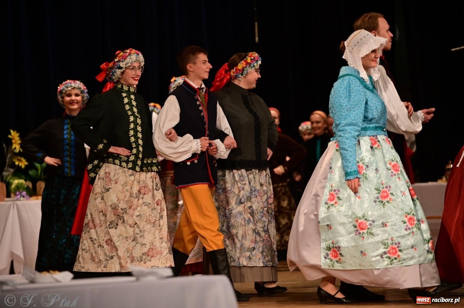 Zdjęcie w galerii na portalu naszraciborz.pl: Raciborzanie wystawili w RCK-u widowisko folklorystyczne Wesele wiadomości z regionu