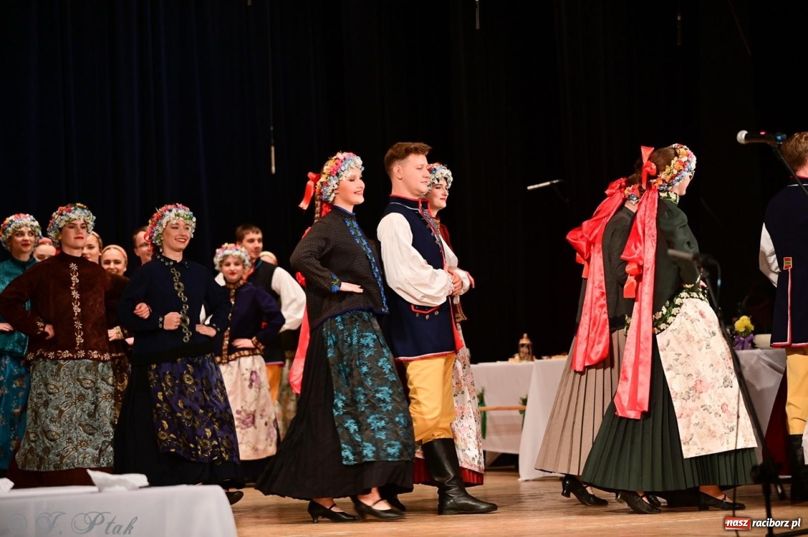 Zdjęcie w galerii na portalu naszraciborz.pl: Raciborzanie wystawili w RCK-u widowisko folklorystyczne Wesele wiadomości z regionu