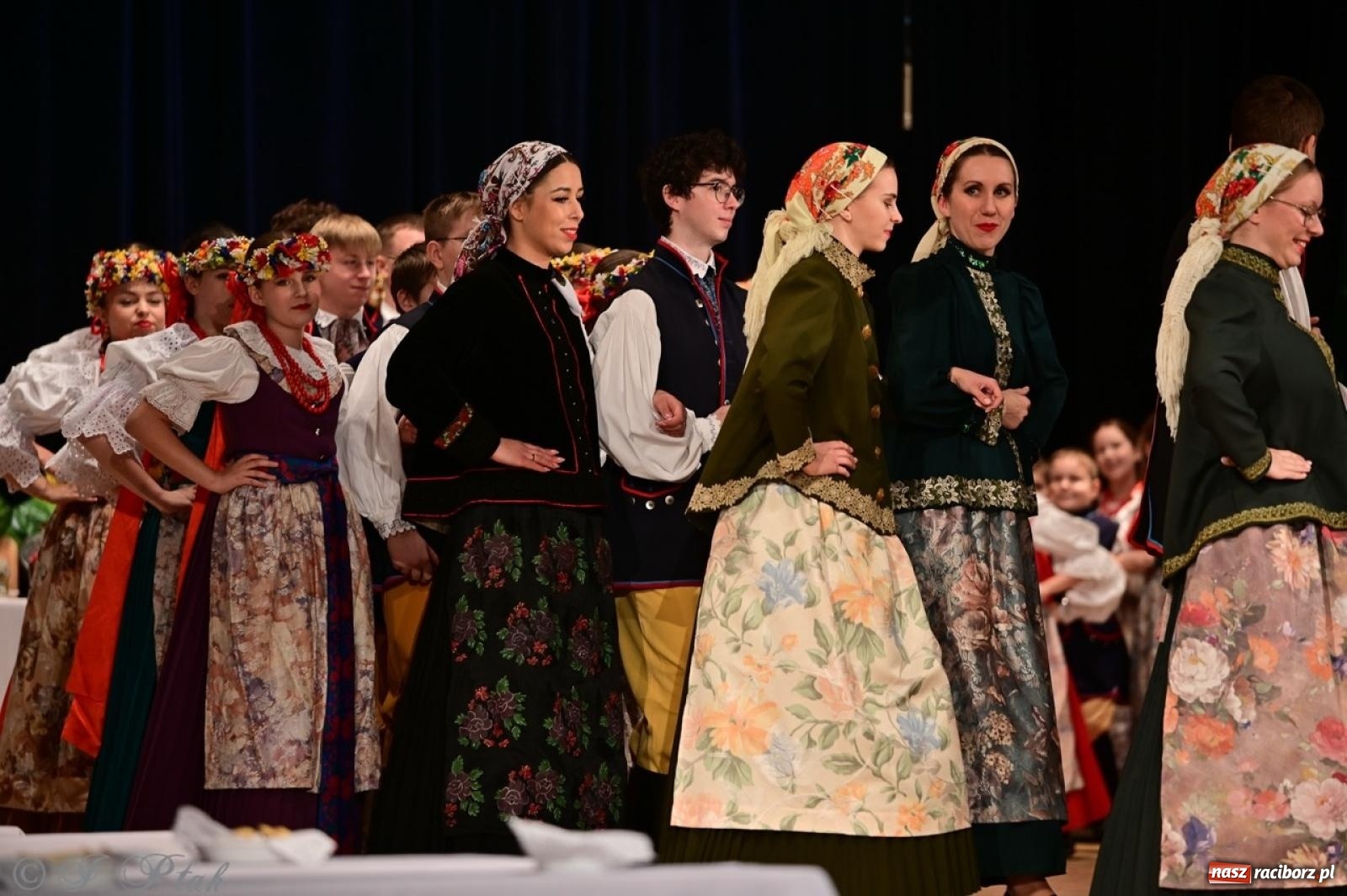 Zdjęcie w galerii na portalu naszraciborz.pl: Raciborzanie wystawili w RCK-u widowisko folklorystyczne Wesele wiadomości z regionu