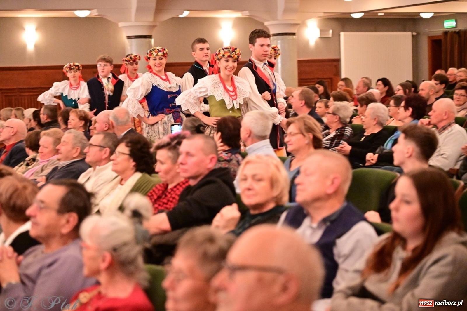 Zdjęcie w galerii na portalu naszraciborz.pl: Raciborzanie wystawili w RCK-u widowisko folklorystyczne Wesele wiadomości z regionu