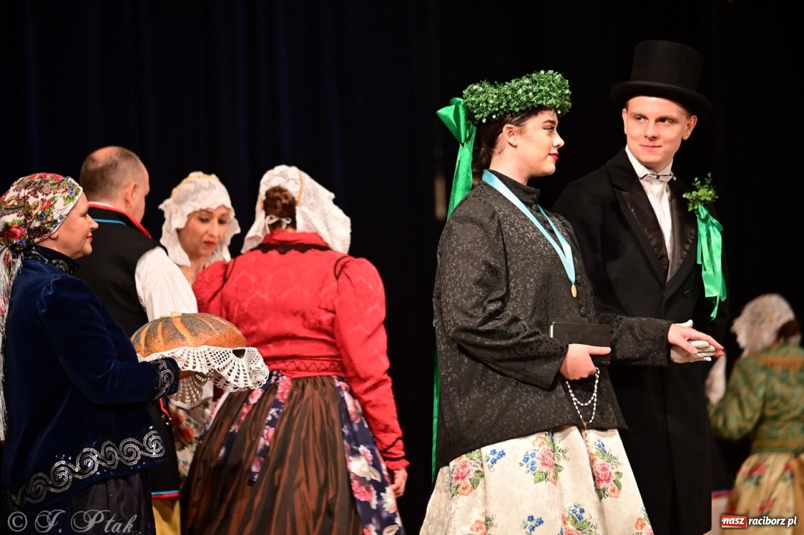 Zdjęcie w galerii na portalu naszraciborz.pl: Raciborzanie wystawili w RCK-u widowisko folklorystyczne Wesele wiadomości z regionu