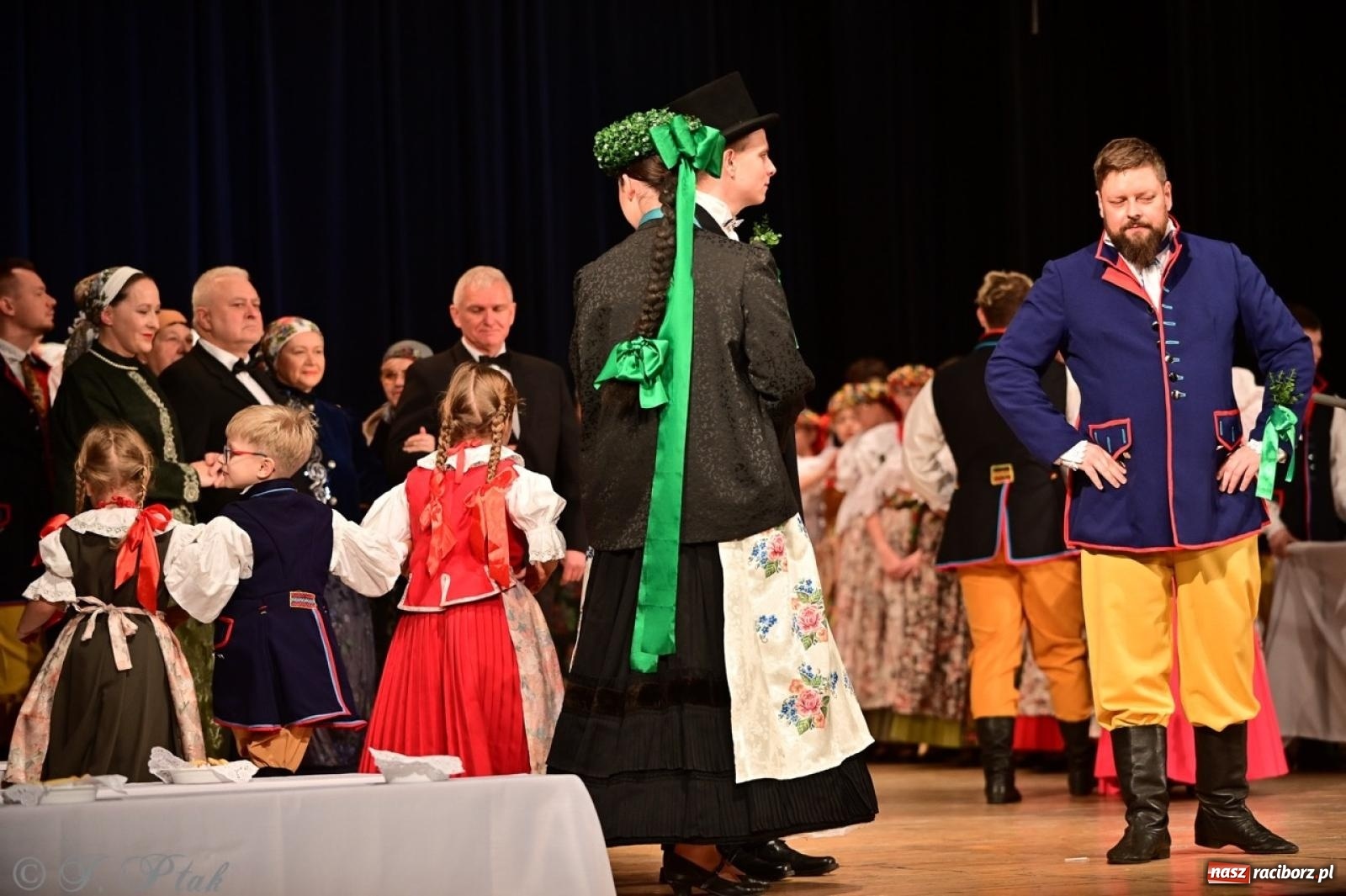 Zdjęcie w galerii na portalu naszraciborz.pl: Raciborzanie wystawili w RCK-u widowisko folklorystyczne Wesele wiadomości z regionu