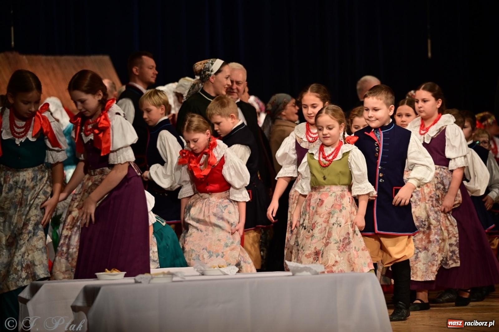 Zdjęcie w galerii na portalu naszraciborz.pl: Raciborzanie wystawili w RCK-u widowisko folklorystyczne Wesele wiadomości z regionu