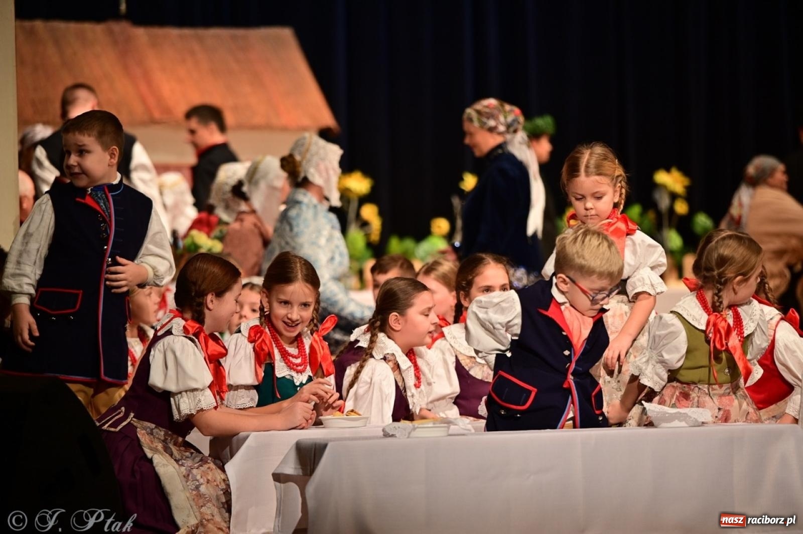 Zdjęcie w galerii na portalu naszraciborz.pl: Raciborzanie wystawili w RCK-u widowisko folklorystyczne Wesele wiadomości z regionu