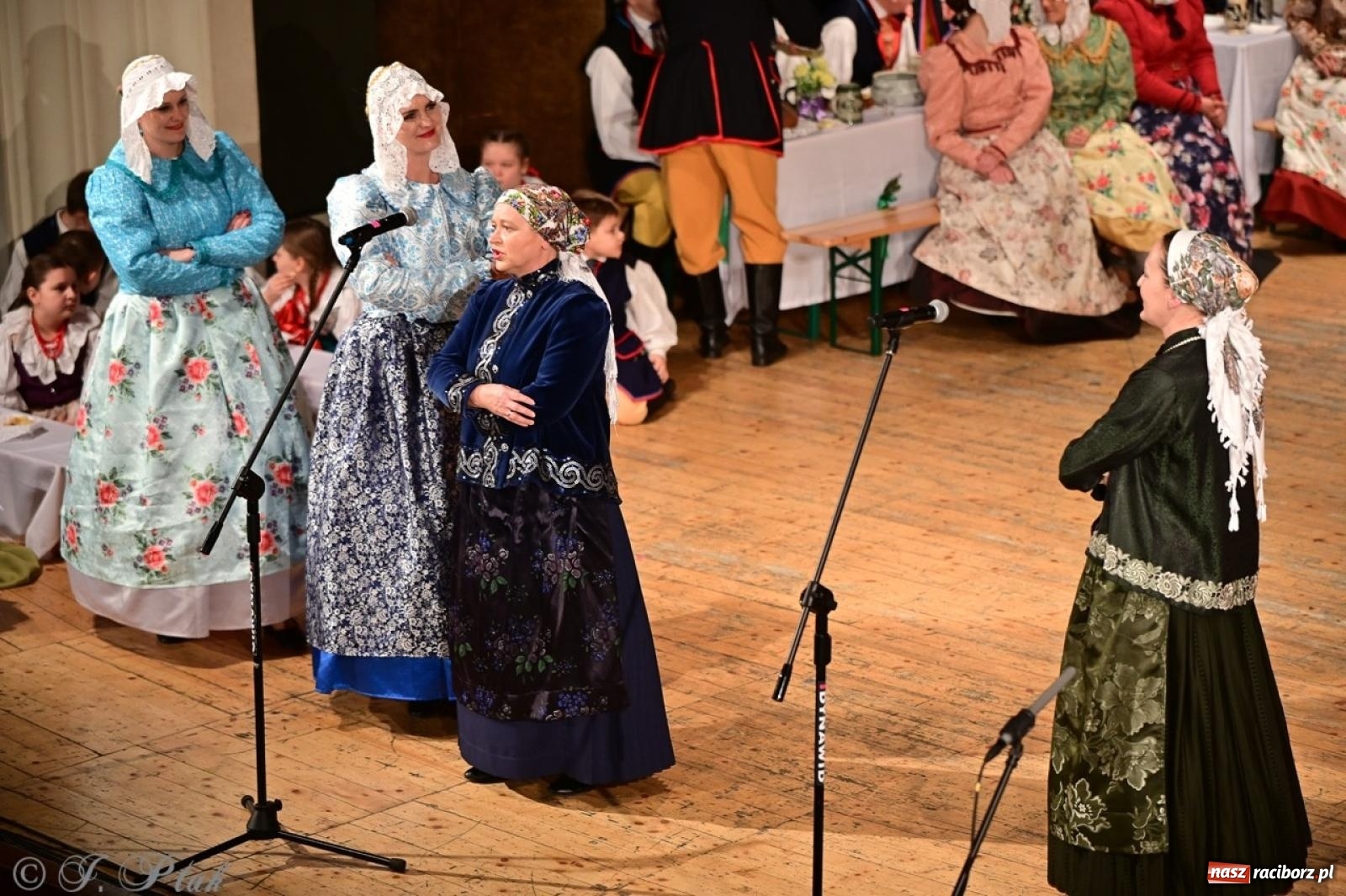 Zdjęcie w galerii na portalu naszraciborz.pl: Raciborzanie wystawili w RCK-u widowisko folklorystyczne Wesele wiadomości z regionu