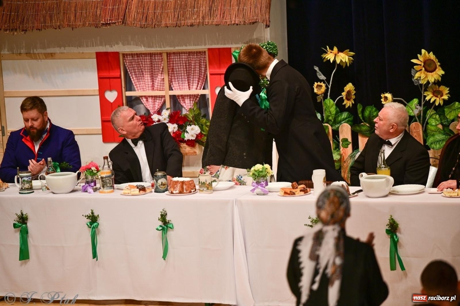 Zdjęcie w galerii na portalu naszraciborz.pl: Raciborzanie wystawili w RCK-u widowisko folklorystyczne Wesele wiadomości z regionu