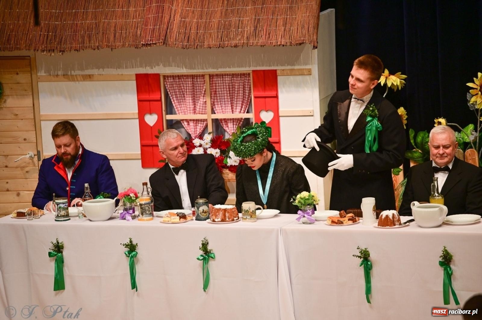 Zdjęcie w galerii na portalu naszraciborz.pl: Raciborzanie wystawili w RCK-u widowisko folklorystyczne Wesele wiadomości z regionu