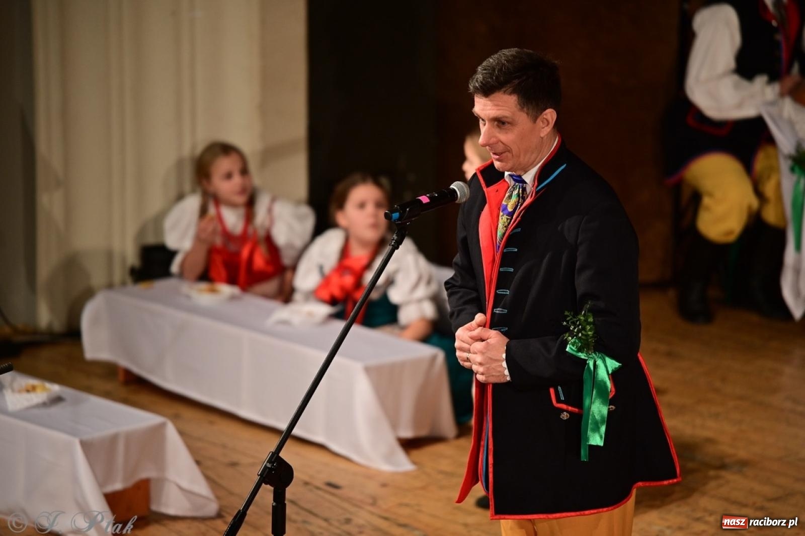 Zdjęcie w galerii na portalu naszraciborz.pl: Raciborzanie wystawili w RCK-u widowisko folklorystyczne Wesele wiadomości z regionu