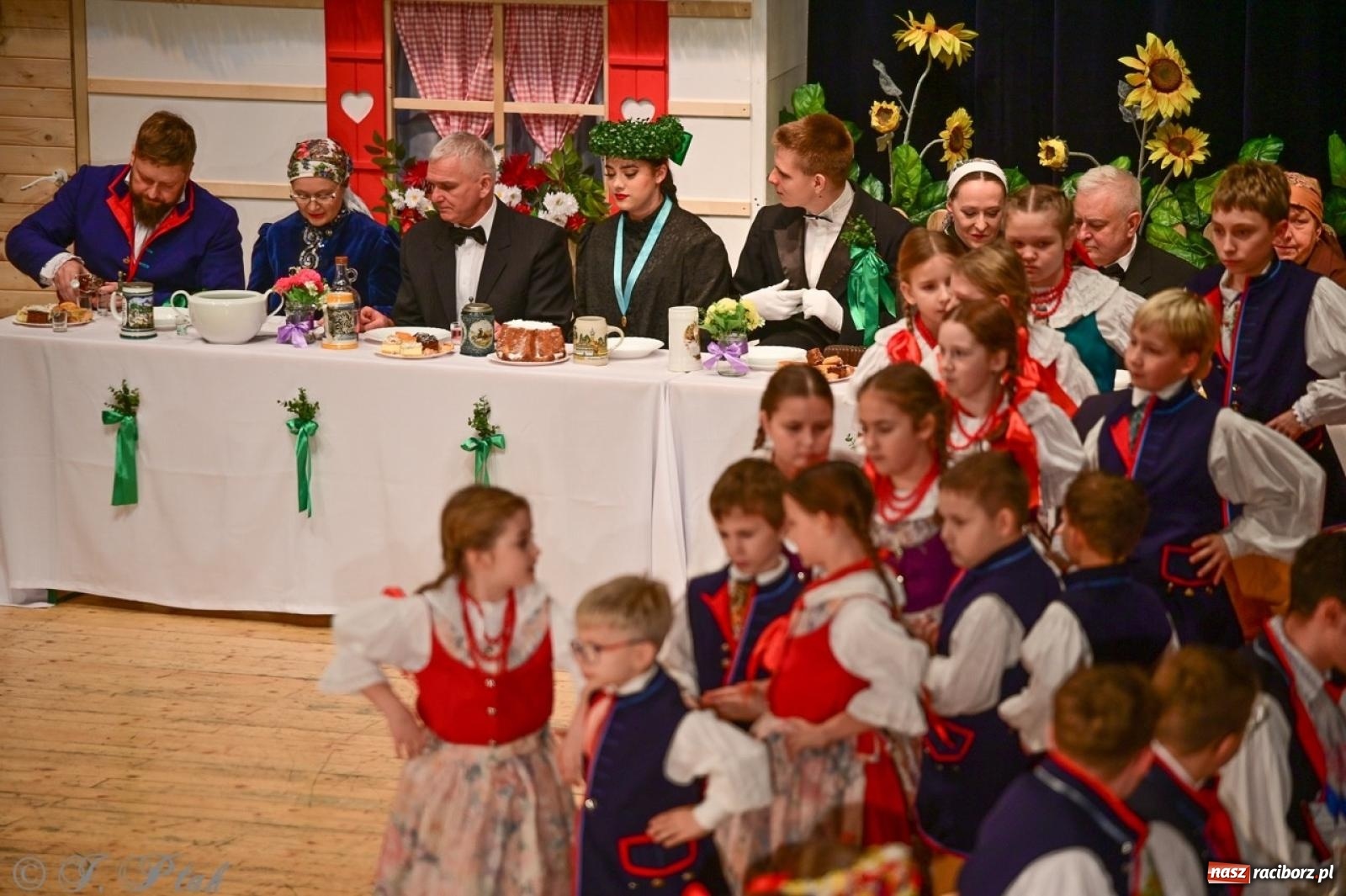 Zdjęcie w galerii na portalu naszraciborz.pl: Raciborzanie wystawili w RCK-u widowisko folklorystyczne Wesele wiadomości z regionu