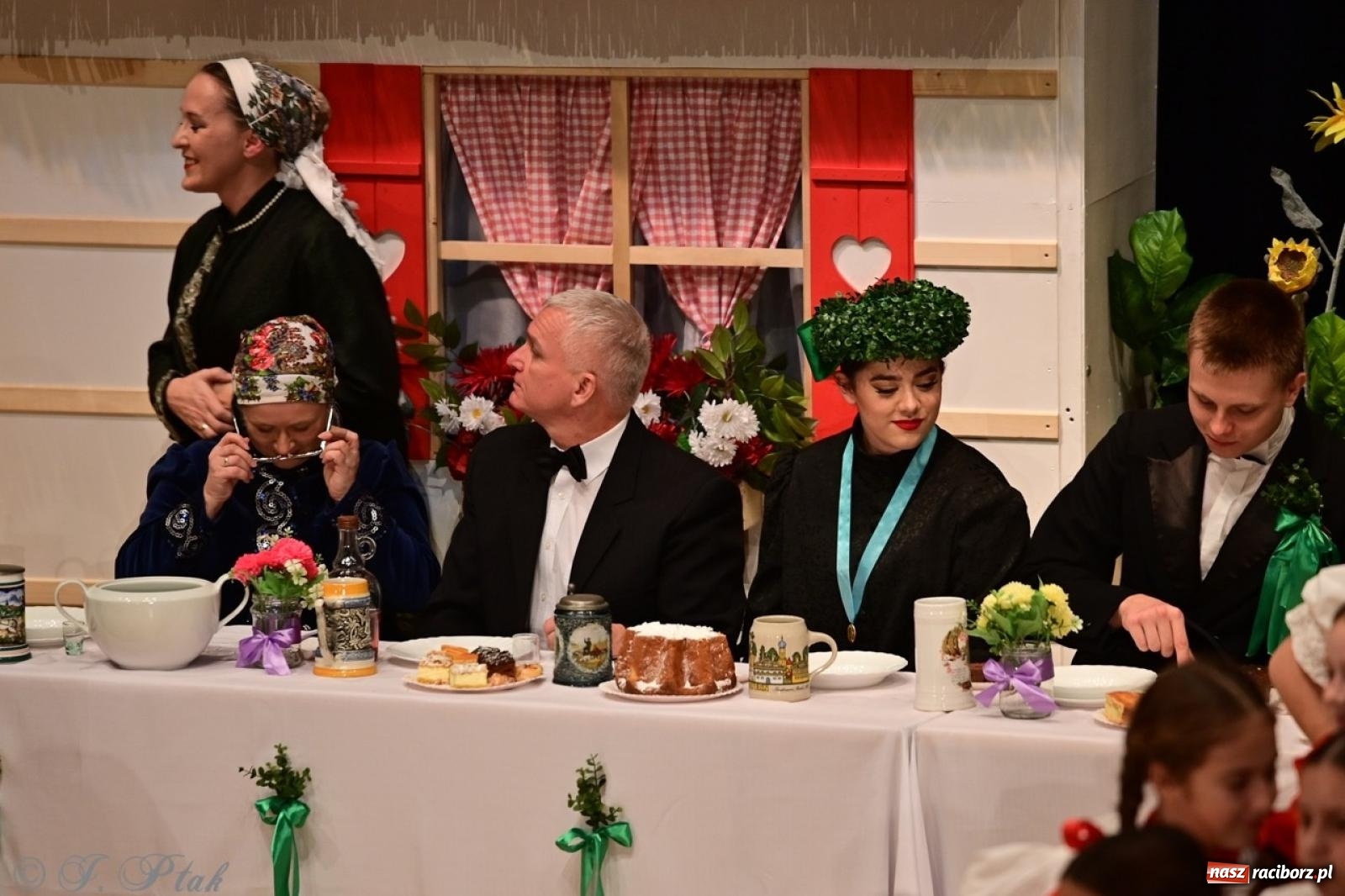 Zdjęcie w galerii na portalu naszraciborz.pl: Raciborzanie wystawili w RCK-u widowisko folklorystyczne Wesele wiadomości z regionu