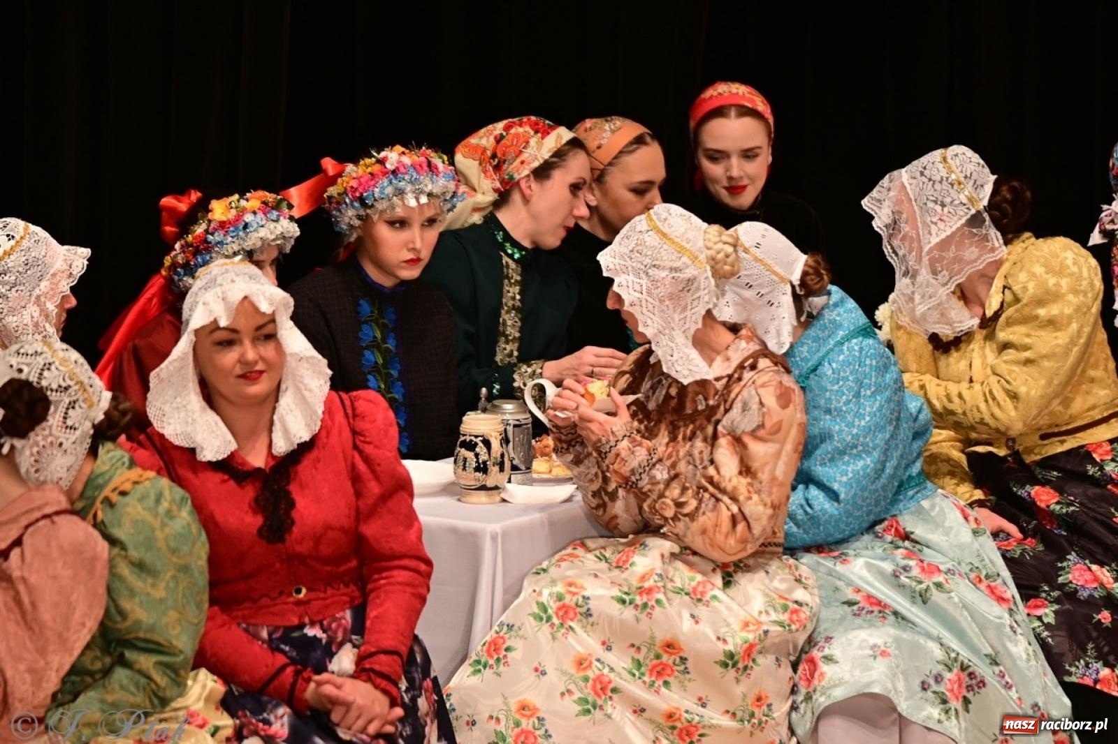 Zdjęcie w galerii na portalu naszraciborz.pl: Raciborzanie wystawili w RCK-u widowisko folklorystyczne Wesele wiadomości z regionu