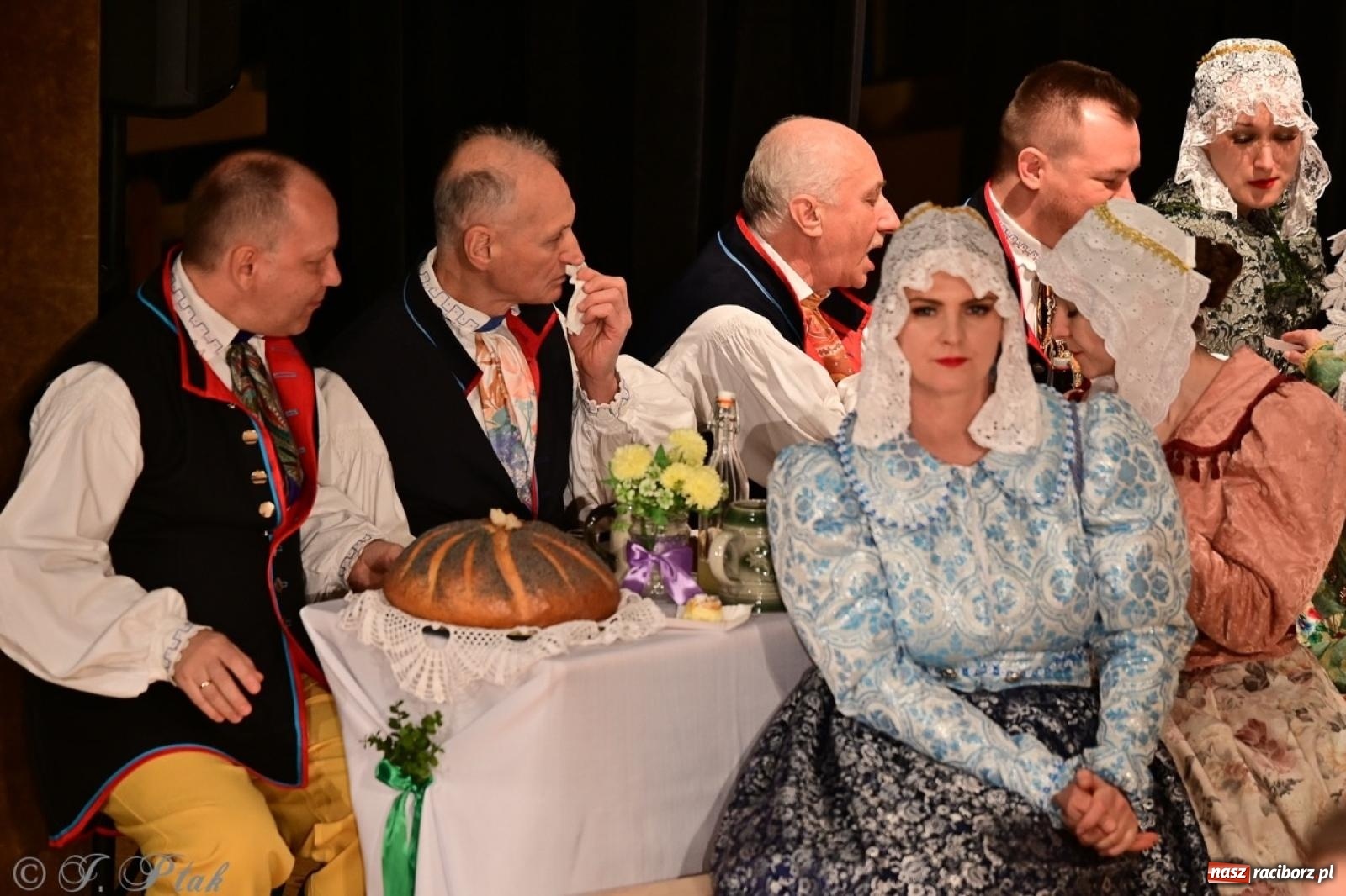 Zdjęcie w galerii na portalu naszraciborz.pl: Raciborzanie wystawili w RCK-u widowisko folklorystyczne Wesele wiadomości z regionu