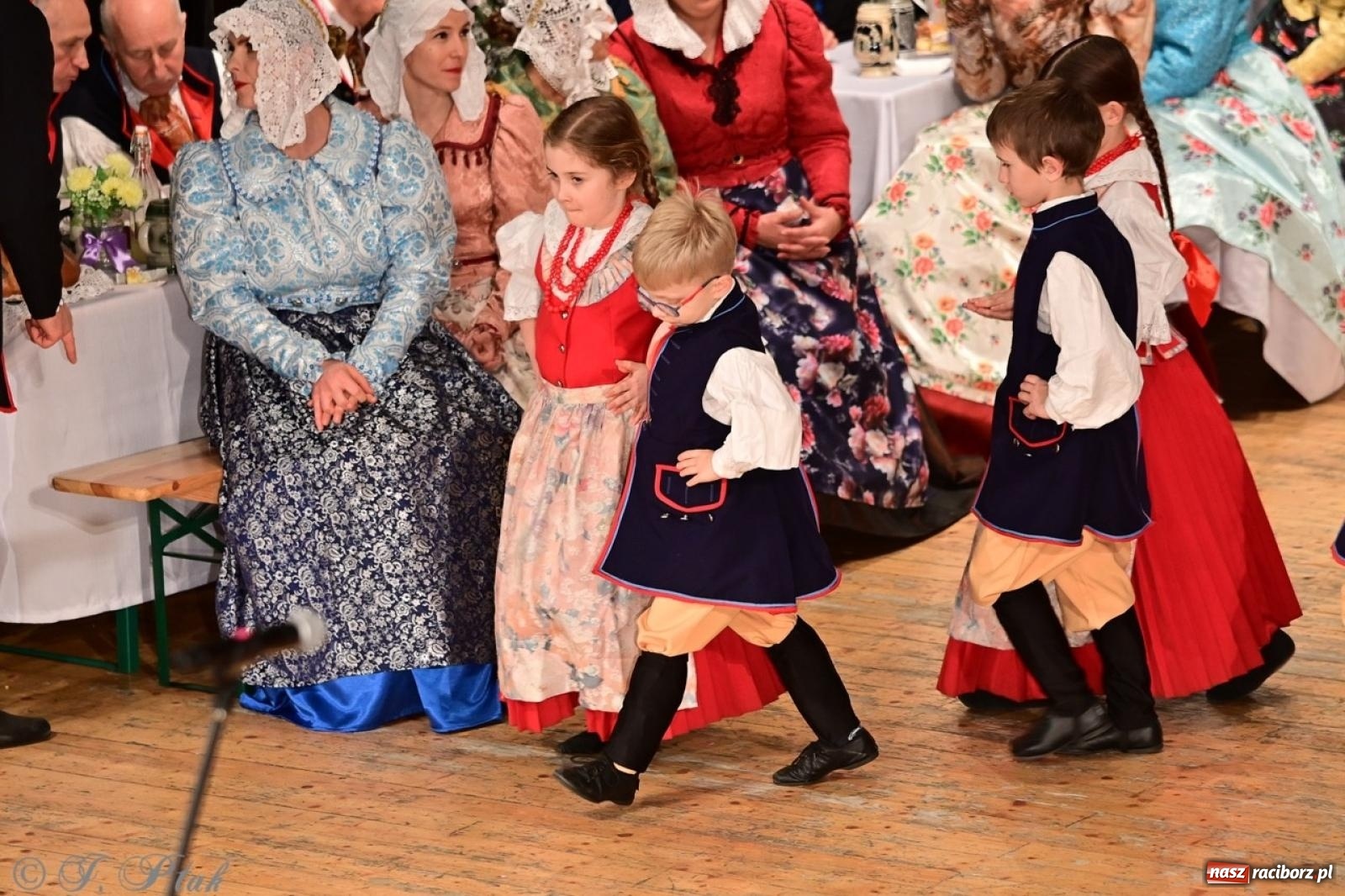 Zdjęcie w galerii na portalu naszraciborz.pl: Raciborzanie wystawili w RCK-u widowisko folklorystyczne Wesele wiadomości z regionu