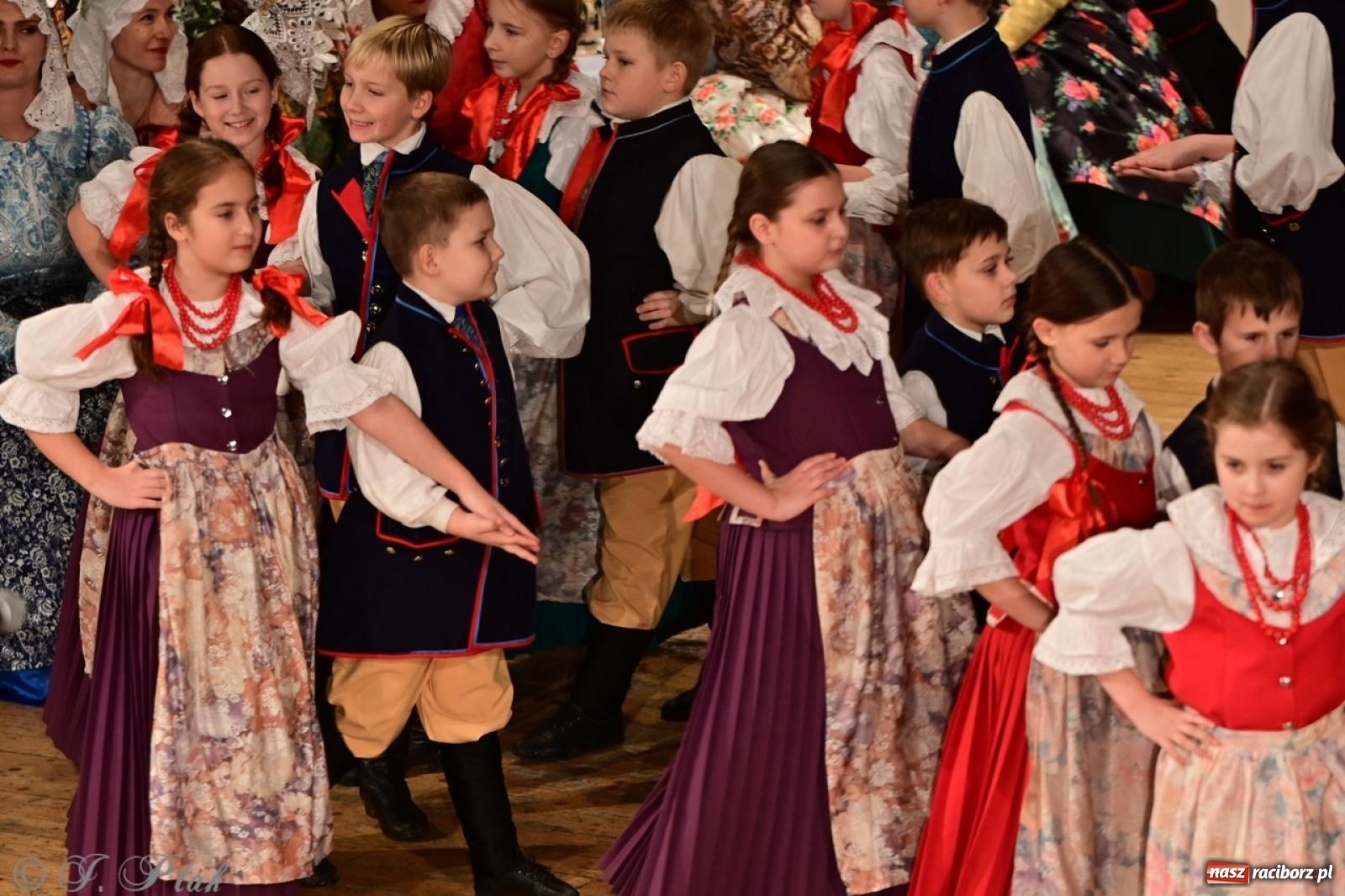 Zdjęcie w galerii na portalu naszraciborz.pl: Raciborzanie wystawili w RCK-u widowisko folklorystyczne Wesele wiadomości z regionu