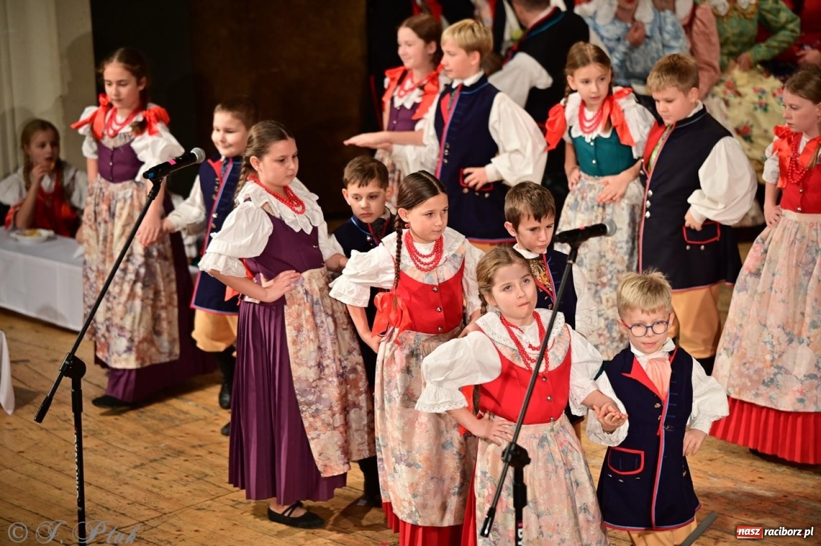 Zdjęcie w galerii na portalu naszraciborz.pl: Raciborzanie wystawili w RCK-u widowisko folklorystyczne Wesele wiadomości z regionu