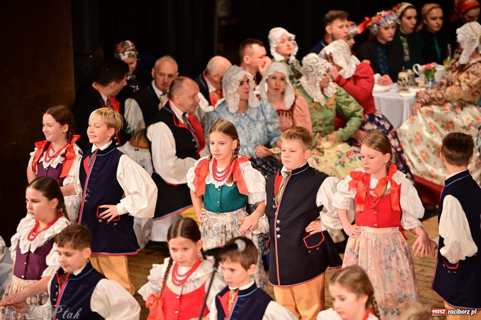 Zdjęcie w galerii na portalu naszraciborz.pl: Raciborzanie wystawili w RCK-u widowisko folklorystyczne Wesele wiadomości z regionu