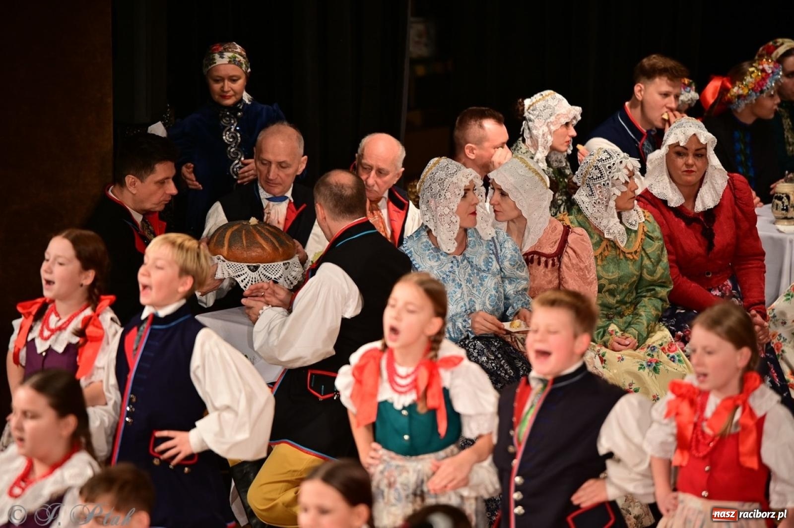 Zdjęcie w galerii na portalu naszraciborz.pl: Raciborzanie wystawili w RCK-u widowisko folklorystyczne Wesele wiadomości z regionu