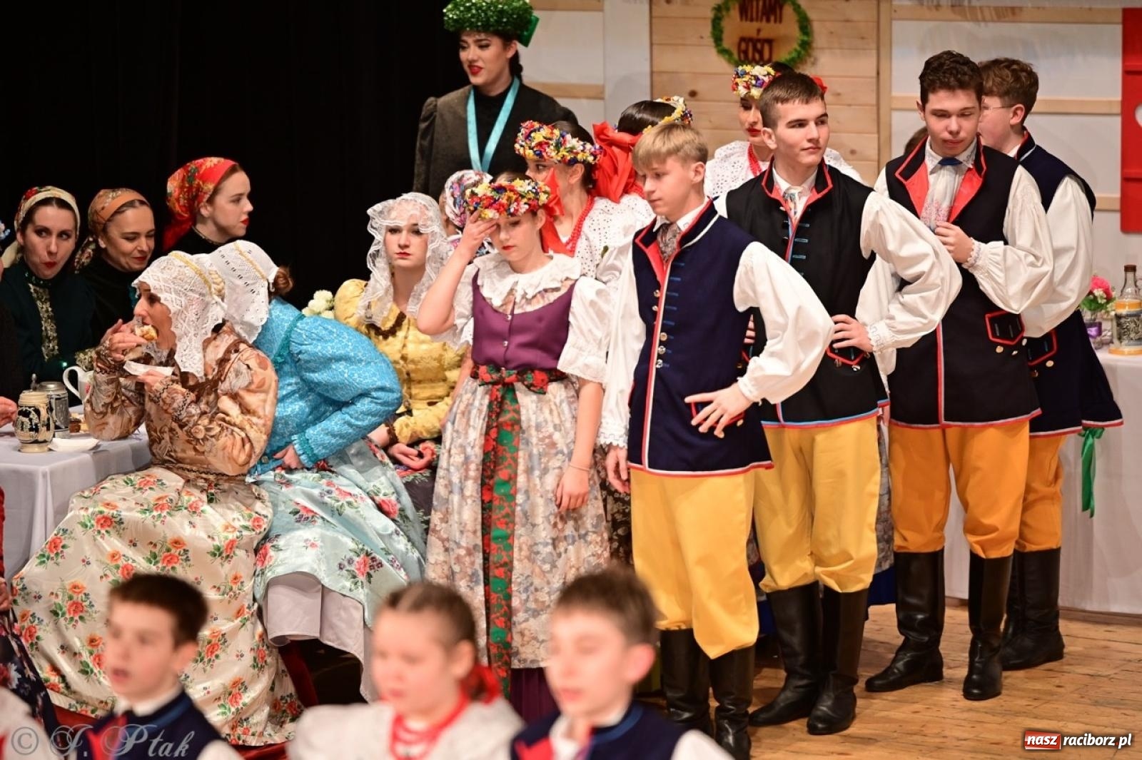 Zdjęcie w galerii na portalu naszraciborz.pl: Raciborzanie wystawili w RCK-u widowisko folklorystyczne Wesele wiadomości z regionu