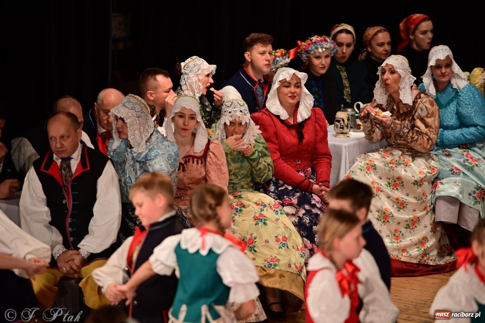 Zdjęcie w galerii na portalu naszraciborz.pl: Raciborzanie wystawili w RCK-u widowisko folklorystyczne Wesele wiadomości z regionu